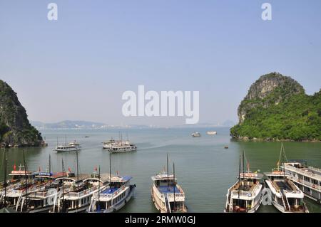 (140925) -- HA LONG BAY, 24. September 2014 -- Foto aufgenommen am 24. September 2014 zeigt eine Landschaft von Ha Long Bay, buchstäblich die absteigende Drachenbucht , ein Weltkulturerbe und Reiseziel in Nordvietnam. Die ha Long Bay im Golf von Tonkin umfasst etwa 1.600 Inseln und Inselchen und bildet eine spektakuläre Meereslandschaft aus Kalksteinsäulen. Aufgrund ihrer steilen Natur sind die meisten Inseln unbewohnt und nicht von einer menschlichen Präsenz betroffen. Die außergewöhnliche landschaftliche Schönheit der Stätte wird durch ihr großes biologisches Interesse ergänzt. Sie wurde 1994 in die UNESCO-Weltnaturerbe-Liste aufgenommen. VIETN Stockfoto