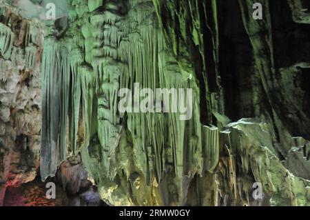 (140925) -- HA LONG BAY, 24. September 2014 -- Foto aufgenommen am 24. September 2014 zeigt Höhlen auf den Inseln von Ha Long Bay, die typische Karstlandformen und eine majestätische Naturlandschaft in Nordvietnam zeigen. Die ha Long Bay im Golf von Tonkin umfasst etwa 1.600 Inseln und Inselchen und bildet eine spektakuläre Meereslandschaft aus Kalksteinsäulen. Aufgrund ihrer steilen Natur sind die meisten Inseln unbewohnt und nicht von einer menschlichen Präsenz betroffen. Die außergewöhnliche landschaftliche Schönheit der Stätte wird durch ihr großes biologisches Interesse ergänzt. Sie wurde 1994 in die UNESCO-Weltnaturerbe-Liste aufgenommen. VIETNAM- Stockfoto