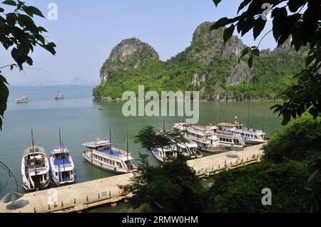 (140925) -- HA LONG BAY, 24. September 2014 -- Foto aufgenommen am 24. September 2014 zeigt eine Landschaft von Ha Long Bay, buchstäblich die absteigende Drachenbucht , ein Weltkulturerbe und Reiseziel in Nordvietnam. Die ha Long Bay im Golf von Tonkin umfasst etwa 1.600 Inseln und Inselchen und bildet eine spektakuläre Meereslandschaft aus Kalksteinsäulen. Aufgrund ihrer steilen Natur sind die meisten Inseln unbewohnt und nicht von einer menschlichen Präsenz betroffen. Die außergewöhnliche landschaftliche Schönheit der Stätte wird durch ihr großes biologisches Interesse ergänzt. Sie wurde 1994 in die UNESCO-Weltnaturerbe-Liste aufgenommen. VIETN Stockfoto