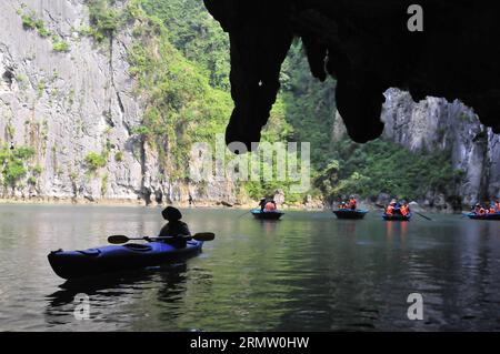 (140925) -- HA LONG BAY, 24. September 2014 -- Boote segeln durch Wasserstraßen zwischen den Inseln und Inselchen in Ha Long Bay, Nordvietnam, 24. September 2014. Die ha Long Bay im Golf von Tonkin umfasst etwa 1.600 Inseln und Inselchen und bildet eine spektakuläre Meereslandschaft aus Kalksteinsäulen. Aufgrund ihrer steilen Natur sind die meisten Inseln unbewohnt und nicht von einer menschlichen Präsenz betroffen. Die außergewöhnliche landschaftliche Schönheit der Stätte wird durch ihr großes biologisches Interesse ergänzt. Sie wurde 1994 in die UNESCO-Weltnaturerbe-Liste aufgenommen. VIETNAM-HA LONG BAY-WELTKULTURERBE ZHANGXJIANHUA PUBLICA Stockfoto