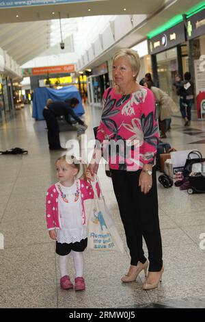 (140925) -- EDINBURGH, 25. September 2014 -- Eine Frau und ein Mädchen halten am 25. September 2014 Stofftaschen in einem Einkaufszentrum in Edinburgh, Schottland. Die schottische Regierung hat am Donnerstag eine siebenwöchige Kampagne zur Sensibilisierung der Öffentlichkeit für Einwegtragetaschen gestartet, um die natürliche Umwelt zu schützen. Ab dem 20. Oktober werden alle Händler in Schottland eine obligatorische Gebühr von mindestens 5 Pence (ca. 0,084 US-Dollar) für jede neue Tragetasche erheben, die sie an Käufer abgeben, unabhängig davon, ob sie aus Kunststoff, Papier, biologisch abbaubarem Material oder Biokunststoff besteht. ) UK-SCOTLAND-EDINBURGH-CAMPAIGN-CARRIER TASCHEN GUOXCHUNJU PUBLICATIO Stockfoto