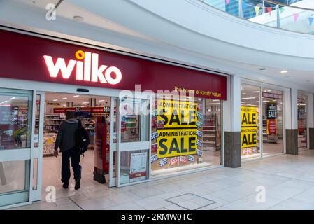 Verwaltungsverkauf im Wilko Store im Victoria Einkaufszentrum in Southend on Sea, Essex, Großbritannien. Schaufenster der Einzelhandelskette Stockfoto