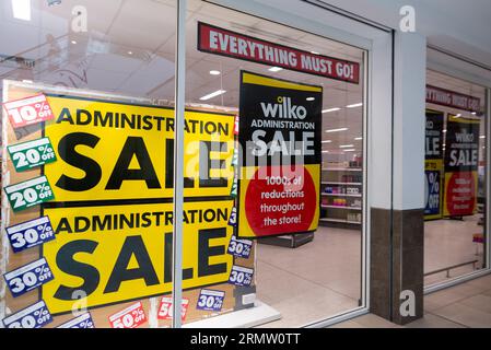 Verwaltungsverkauf im Wilko Store im Victoria Einkaufszentrum in Southend on Sea, Essex, Großbritannien. Schaufenster der Einzelhandelskette Stockfoto