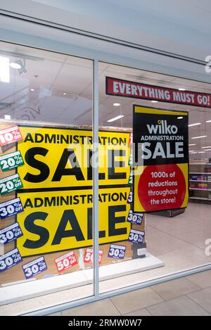 Verwaltungsverkauf im Wilko Store im Victoria Einkaufszentrum in Southend on Sea, Essex, Großbritannien. Schaufenster der Einzelhandelskette Stockfoto