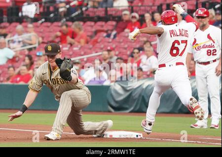 St. Louis, Usa. 29. August 2023. San Diego Padres der erste Baseman Garrett Cooper macht sich den Dreh, um St. Louis Cardinals Richie Palacios für den Ausstieg im dritten Inning im Busch Stadium in St. Louis am Dienstag, den 29. August 2023. Foto von Bill Greenblatt/UPI Credit: UPI/Alamy Live News Stockfoto