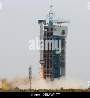 Eine lange März-2C-Trägerrakete mit dem experimentellen Satelliten Shijian-11-07 fliegt am Jiuquan Satellite Launch Center in Jiuquan in der nordwestchinesischen Provinz Gansu am 28. September 2014 in den Himmel. Der Satellit wurde von China Spacesat Co. Entwickelt Ltd unter der China Aerospace Science and Technology Corporation wird für wissenschaftliche Experimente im Weltraum verwendet. Dies war der 194. Flug der Long March-Raketenserie. Yang Shiyao) (wjq) CHINA-GANSU-JIUQUAN-SATELLITE-LAUNCH (CN) YaoxShiyao PUBLICATIONxNOTxINxCHN A Long March 2C Carrier Rocket mit dem Shijian 11 07 Exper Stockfoto