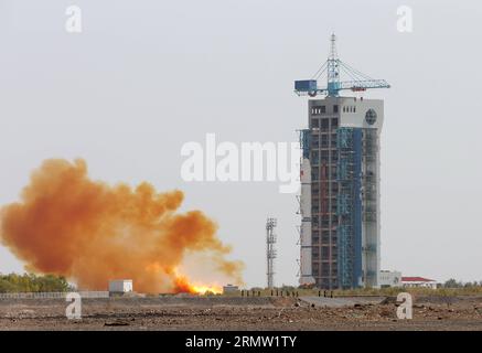 Eine lange März-2C-Trägerrakete mit dem experimentellen Satelliten Shijian-11-07 fliegt am Jiuquan Satellite Launch Center in Jiuquan in der nordwestchinesischen Provinz Gansu am 28. September 2014 in den Himmel. Der Satellit wurde von China Spacesat Co. Entwickelt Ltd unter der China Aerospace Science and Technology Corporation wird für wissenschaftliche Experimente im Weltraum verwendet. Dies war der 194. Flug der Long March-Raketenserie. Yang Shiyao) (wjq) CHINA-GANSU-JIUQUAN-SATELLITE-LAUNCH (CN) YaoxShiyao PUBLICATIONxNOTxINxCHN A Long March 2C Carrier Rocket mit dem Shijian 11 07 Exper Stockfoto