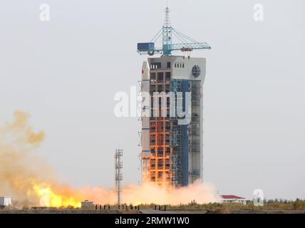 Eine lange März-2C-Trägerrakete mit dem experimentellen Satelliten Shijian-11-07 fliegt am Jiuquan Satellite Launch Center in Jiuquan in der nordwestchinesischen Provinz Gansu am 28. September 2014 in den Himmel. Der Satellit wurde von China Spacesat Co. Entwickelt Ltd unter der China Aerospace Science and Technology Corporation wird für wissenschaftliche Experimente im Weltraum verwendet. Dies war der 194. Flug der Long March-Raketenserie. (lfj) CHINA-GANSU-JIUQUAN-SATELLITE-LAUNCH (CN) YangxShiyao PUBLICATIONxNOTxINxCHN A Long March 2C Carrier Rocket mit der Shijian 11 07 Experimental Sa Stockfoto
