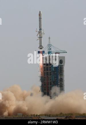 Eine lange März-2C-Trägerrakete mit dem experimentellen Satelliten Shijian-11-07 fliegt am Jiuquan Satellite Launch Center in Jiuquan in der nordwestchinesischen Provinz Gansu am 28. September 2014 in den Himmel. Der Satellit wurde von China Spacesat Co. Entwickelt Ltd unter der China Aerospace Science and Technology Corporation wird für wissenschaftliche Experimente im Weltraum verwendet. Dies war der 194. Flug der Long March-Raketenserie. (lfj) CHINA-GANSU-JIUQUAN-SATELLITE-LAUNCH (CN) YangxShiyao PUBLICATIONxNOTxINxCHN A Long March 2C Carrier Rocket mit der Shijian 11 07 Experimental Sa Stockfoto