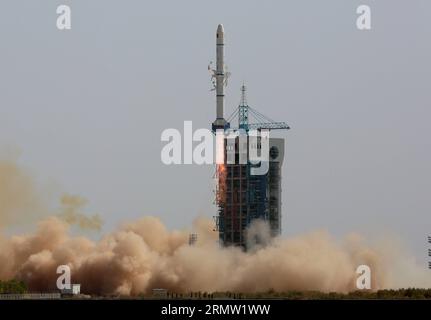 Eine lange März-2C-Trägerrakete mit dem experimentellen Satelliten Shijian-11-07 fliegt am Jiuquan Satellite Launch Center in Jiuquan in der nordwestchinesischen Provinz Gansu am 28. September 2014 in den Himmel. Der Satellit wurde von China Spacesat Co. Entwickelt Ltd unter der China Aerospace Science and Technology Corporation wird für wissenschaftliche Experimente im Weltraum verwendet. Dies war der 194. Flug der Long March-Raketenserie. (lfj) CHINA-GANSU-JIUQUAN-SATELLITE-LAUNCH (CN) YangxShiyao PUBLICATIONxNOTxINxCHN A Long March 2C Carrier Rocket mit der Shijian 11 07 Experimental Sa Stockfoto