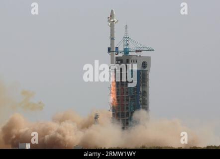 Eine lange März-2C-Trägerrakete mit dem experimentellen Satelliten Shijian-11-07 fliegt am Jiuquan Satellite Launch Center in Jiuquan in der nordwestchinesischen Provinz Gansu am 28. September 2014 in den Himmel. Der Satellit wurde von China Spacesat Co. Entwickelt Ltd unter der China Aerospace Science and Technology Corporation wird für wissenschaftliche Experimente im Weltraum verwendet. Dies war der 194. Flug der Long March-Raketenserie. (lfj) CHINA-GANSU-JIUQUAN-SATELLITE-LAUNCH (CN) YangxShiyao PUBLICATIONxNOTxINxCHN A Long March 2C Carrier Rocket mit der Shijian 11 07 Experimental Sa Stockfoto