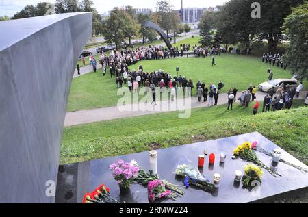 (140928) -- TALLINN, 28. September 2014 -- Blumen und Kerzen werden am 28. September 2014 auf dem Denkmal außerhalb der Altstadt von Tallinn gelegt, um den 20. Jahrestag der versunkenen Fähre Estland zu gedenken. Die Fähre Estland sank in der Ostsee bei Stockholm am frühen 28. September 1994, als sie von Tallinn, Estland nach Stockholm fuhr und 852 Menschen transportierte, was als baltische Titanic-Tragödie angesehen wurde. ) ESTLAND-TALLINN-JAHRESTAG-FÄHRE-OSTSEE TITANIC VIKTORxVESTERINEN PUBLICATIONxNOTxINxCHN Tallinn September 28 2014 Blumen und Kerzen werden AN der Denkmalstelle außerhalb der Altstadt von gelegt Stockfoto