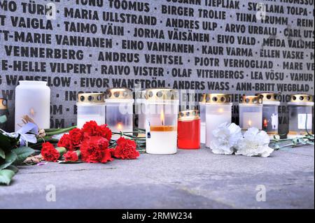 (140928) -- TALLINN, 28. September 2014 -- Blumen und Kerzen werden am 28. September 2014 auf dem Denkmal außerhalb der Altstadt von Tallinn gelegt, um den 20. Jahrestag der versunkenen Fähre Estland zu gedenken. Die Fähre Estland sank in der Ostsee bei Stockholm am frühen 28. September 1994, als sie von Tallinn, Estland nach Stockholm fuhr und 852 Menschen transportierte, was als baltische Titanic-Tragödie angesehen wurde. ) ESTLAND-TALLINN-JAHRESTAG-FÄHRE-OSTSEE TITANIC VIKTORxVESTERINEN PUBLICATIONxNOTxINxCHN Tallinn September 28 2014 Blumen und Kerzen werden AN der Denkmalstelle außerhalb der Altstadt von gelegt Stockfoto