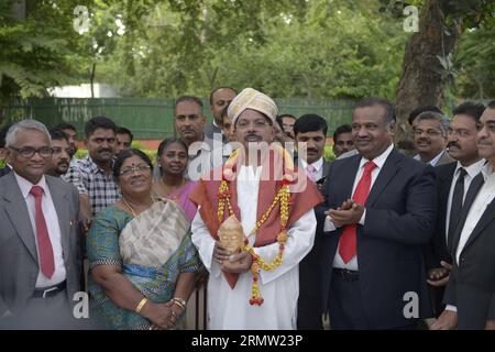 (140928) -- NEW DELHI, 28. September 2014 -- der designierte Chief Justice of India, H.L. Dattu (C), kommt mit seiner Frau nach seiner Vereidigung als neuer Chief Justice of India in New Delhi, Indien, am 28. September 2014 in seine Residenz. ) INDIEN-NEU-DELHI-NEUER CHEFRICHTER ParthaxSarkar PUBLICATIONxNOTxINxCHN Neu-Delhi Sept 28 2014 der designierte indische Chefrichter H l C kommt mit seiner Frau nach seiner schwedischen Zeremonie zum Neuen Obersten Richter Indiens in Neu-Delhi Indien AM 28 2014. September an Justice ParthaxSarkar PUBLICATIONxNOTxINxCHN Stockfoto