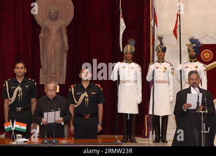 (140928) -- NEW DELHI, 28. September 2014 -- der indische Präsident Pranab Mukherjee (2. L) leistet den Eid an H.L. Dattu (R) während seiner Vereidigung als neuer oberster Richter Indiens in New Delhi, Indien, am 28. September 2014. ) INDIEN-NEU-DELHI-NEUER OBERSTER RICHTER IndianxPresidentialxPalace PUBLICATIONxNOTxINxCHN New Delhi September 28 2014 Indischer Präsident Pranab Mukherjee 2. L leistet während seines Swearingen in Zeremonie als neuer Oberster Richter von Indien IN Neu-Delhi Indien AM 28 2014. September den EID AN H l r PUBLICATIONxNOTxINxCHN Stockfoto