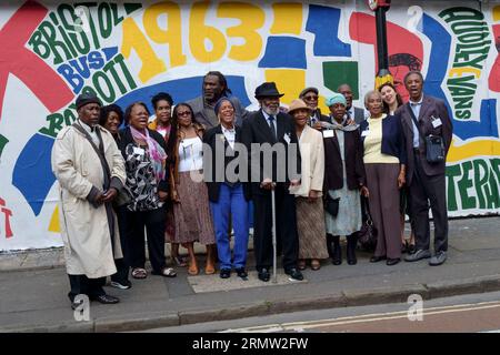 Bristol, Großbritannien. 30. August 2023. Unterstützer des Boykotts beim neuen Wandgemälde in Stoke Croft. Bristol boykottierte den lokalen Busservice und schließlich wurde die Farbskala aufgehoben, und das Gesetz wurde geändert, um abfallende Jobs aufgrund von Farben zu verbieten. Quelle: JMF News/Alamy Live News Stockfoto