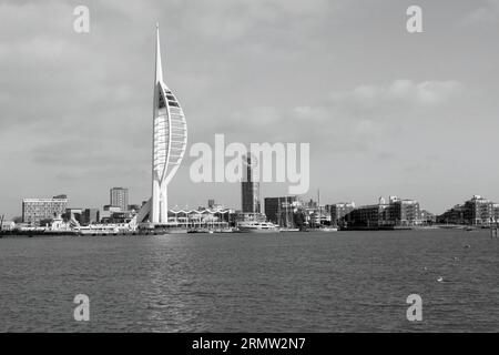 Portsmouth Harbour, Hampshire, England. Februar 2023. Schwarz-weiß, der Hafen mit dem Spinnaker Tower und anderen Gebäuden am Wasser. Stockfoto