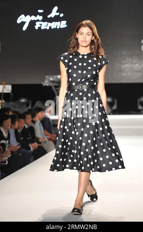 (140930) -- PARIS, 30. September 2014 -- Ein Modell präsentiert eine Kreation von Agnes B. während der Frühjahr/Sommer Ready-to-Wear Kollektion Fashion Show 2015 in Paris, Frankreich, 30. September 2014. ) FRANCE-PARIS-FASHION WEEK-AGNES B. ChenxXiaowei PUBLICATIONxNOTxINxCHN Paris September 30 2014 A Model präsentiert eine Kreation von Agnes B während der Frühjahr Sommer 2015 Ready to Wear Kollektion Fashion Show in Paris Frankreich September 30 2014 Frankreich Paris Fashion Week Agnes B PUBLICATIONxNOTxINxCHN Stockfoto