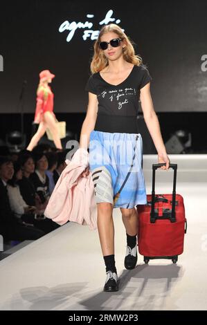 (140930) -- PARIS, 30. September 2014 -- Models präsentieren Kreationen von Agnes B. während der Frühjahr/Sommer Ready-to-Wear Kollektion Fashion Show 2015 in Paris, Frankreich, 30. September 2014. ) FRANCE-PARIS-FASHION WEEK-AGNES B. ChenxXiaowei PUBLICATIONxNOTxINxCHN Paris Sept 30 2014 Models präsentieren Kreationen von Agnes B während der Frühjahr Sommer 2015 Ready to Wear Kollektion Fashion Show in Paris Frankreich Sept 30 2014 Frankreich Paris Fashion Week Agnes B PUBLICATIONxNOTxINxCHN Stockfoto