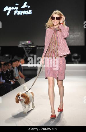 (140930) -- PARIS, 30. September 2014 -- Ein Modell präsentiert eine Kreation von Agnes B. während der Frühjahr/Sommer Ready-to-Wear Kollektion Fashion Show 2015 in Paris, Frankreich, 30. September 2014. ) FRANCE-PARIS-FASHION WEEK-AGNES B. ChenxXiaowei PUBLICATIONxNOTxINxCHN Paris September 30 2014 A Model präsentiert eine Kreation von Agnes B während der Frühjahr Sommer 2015 Ready to Wear Kollektion Fashion Show in Paris Frankreich September 30 2014 Frankreich Paris Fashion Week Agnes B PUBLICATIONxNOTxINxCHN Stockfoto