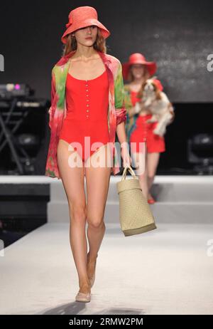 (140930) -- PARIS, 30. September 2014 -- Models präsentieren Kreationen von Agnes B. während der Frühjahr/Sommer Ready-to-Wear Kollektion Fashion Show 2015 in Paris, Frankreich, 30. September 2014. ) FRANCE-PARIS-FASHION WEEK-AGNES B. ChenxXiaowei PUBLICATIONxNOTxINxCHN Paris Sept 30 2014 Models präsentieren Kreationen von Agnes B während der Frühjahr Sommer 2015 Ready to Wear Kollektion Fashion Show in Paris Frankreich Sept 30 2014 Frankreich Paris Fashion Week Agnes B PUBLICATIONxNOTxINxCHN Stockfoto