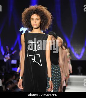 (140930) -- PARIS, 30. September 2014 -- Models präsentieren Kreationen von Agnes B. während der Frühjahr/Sommer Ready-to-Wear Kollektion Fashion Show 2015 in Paris, Frankreich, 30. September 2014. ) FRANCE-PARIS-FASHION WEEK-AGNES B. ChenxXiaowei PUBLICATIONxNOTxINxCHN Paris Sept 30 2014 Models präsentieren Kreationen von Agnes B während der Frühjahr Sommer 2015 Ready to Wear Kollektion Fashion Show in Paris Frankreich Sept 30 2014 Frankreich Paris Fashion Week Agnes B PUBLICATIONxNOTxINxCHN Stockfoto