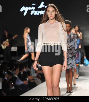 (140930) -- PARIS, 30. September 2014 -- Models präsentieren Kreationen von Agnes B. während der Frühjahr/Sommer Ready-to-Wear Kollektion Fashion Show 2015 in Paris, Frankreich, 30. September 2014. ) FRANCE-PARIS-FASHION WEEK-AGNES B. ChenxXiaowei PUBLICATIONxNOTxINxCHN Paris Sept 30 2014 Models präsentieren Kreationen von Agnes B während der Frühjahr Sommer 2015 Ready to Wear Kollektion Fashion Show in Paris Frankreich Sept 30 2014 Frankreich Paris Fashion Week Agnes B PUBLICATIONxNOTxINxCHN Stockfoto