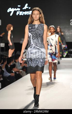 (140930) -- PARIS, 30. September 2014 -- Models präsentieren Kreationen von Agnes B. während der Frühjahr/Sommer Ready-to-Wear Kollektion Fashion Show 2015 in Paris, Frankreich, 30. September 2014. ) FRANCE-PARIS-FASHION WEEK-AGNES B. ChenxXiaowei PUBLICATIONxNOTxINxCHN Paris Sept 30 2014 Models präsentieren Kreationen von Agnes B während der Frühjahr Sommer 2015 Ready to Wear Kollektion Fashion Show in Paris Frankreich Sept 30 2014 Frankreich Paris Fashion Week Agnes B PUBLICATIONxNOTxINxCHN Stockfoto