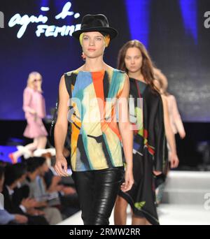 (140930) -- PARIS, 30. September 2014 -- Models präsentieren Kreationen von Agnes B. während der Frühjahr/Sommer Ready-to-Wear Kollektion Fashion Show 2015 in Paris, Frankreich, 30. September 2014. ) FRANCE-PARIS-FASHION WEEK-AGNES B. ChenxXiaowei PUBLICATIONxNOTxINxCHN Paris Sept 30 2014 Models präsentieren Kreationen von Agnes B während der Frühjahr Sommer 2015 Ready to Wear Kollektion Fashion Show in Paris Frankreich Sept 30 2014 Frankreich Paris Fashion Week Agnes B PUBLICATIONxNOTxINxCHN Stockfoto