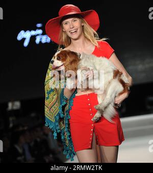 (140930) -- PARIS, 30. September 2014 -- Ein Modell präsentiert eine Kreation von Agnes B. während der Frühjahr/Sommer Ready-to-Wear Kollektion Fashion Show 2015 in Paris, Frankreich, 30. September 2014. ) FRANCE-PARIS-FASHION WEEK-AGNES B. ChenxXiaowei PUBLICATIONxNOTxINxCHN Paris September 30 2014 A Model präsentiert eine Kreation von Agnes B während der Frühjahr Sommer 2015 Ready to Wear Kollektion Fashion Show in Paris Frankreich September 30 2014 Frankreich Paris Fashion Week Agnes B PUBLICATIONxNOTxINxCHN Stockfoto