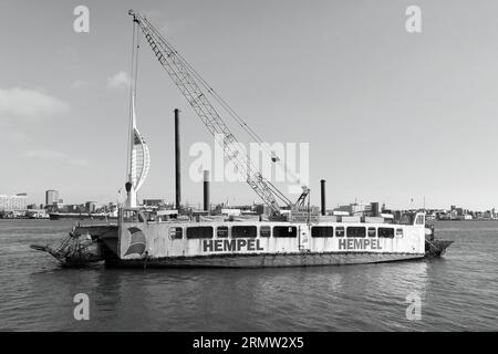 Gosport Harbour, Hampshire, England. Februar 2023. Schwarz-weiß. HEMPEL-Kettenfähre zwischen Ost- und West-Cowes auf der Isle of Wight. Stockfoto