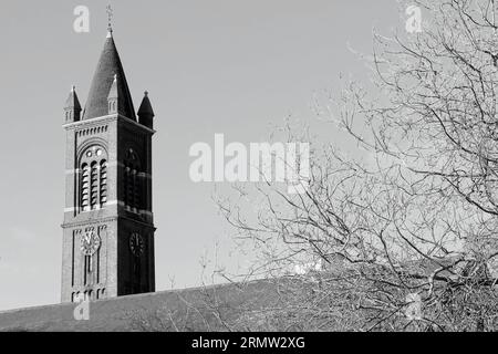 Holy Trinity Church, Gosport, Hampshire, England. Februar 2023. Schwarzweißbild mit Kirchturm und Uhr von unten. Stockfoto