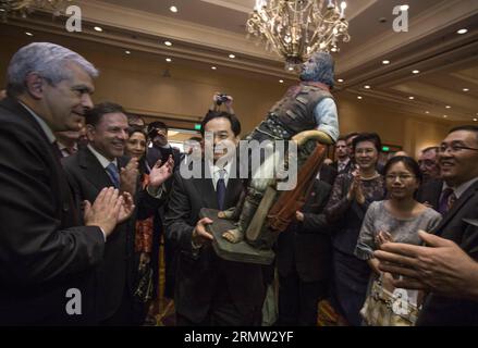 Der chinesische Botschafter in Argentinien, Yang Wanming (C), erhält eine Skulptur des literarischen Charakters Martin Fierro als Geschenk während einer Veranstaltung zum 65. Jahrestag der Gründung der Volksrepublik China in Buenos Aires, der Hauptstadt Argentiniens, am 30. September 2014. Martin Zabala) ARGENTINIEN-BUENOS AIRES-CHINA-POLITICS-NATIONAL DAY e MARTINxZABALA PUBLICATIONxNOTxINxCHN der chinesische Botschafter in Argentinien Yang Wanming C empfängt Martin Fierro als Gift während der Veranstaltung zur Feier des 65. Jahrestages der Gründung der Prominenten S Republic of CH Stockfoto