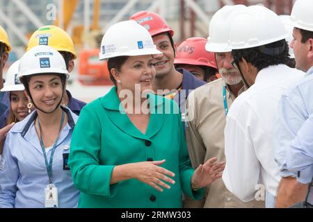 Die brasilianische Präsidentin Dilma Rousseff (2. L) spricht am 30. September 2014 mit den Arbeitern auf der Baustelle des Olympiaparks Rio 2016 in Rio de Janeiro, Brasilien. Dilma Rousseff hat am Dienstag auf der Baustelle des Olympiaparks einen Besuch abgestattet. ) (SP)BRASILIEN-RIO DE JANEIRO-RIO 2016-OLYMPIAPARK-DILMA ROUSSEFF XuxZijian PUBLICATIONxNOTxINxCHN brasilianische Präsidentin Dilma ROUSSEFF 2. L spricht mit Arbeitern AUF der Baustelle des Olympiaparks Rio 2016 in Rio de Janeiro Brasilien September 30 2014 Dilma Rousseff hat AM Dienstag einen Inspektionsbesuch auf der Baustelle des Olympiaparks hier durchgeführt SP-BH Stockfoto