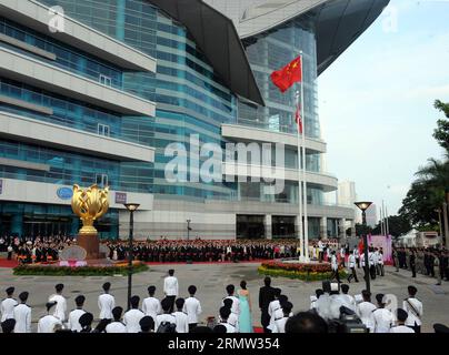 (141001) -- HONG KONG, 1. Oktober 2014 -- Eine feierliche Feier zum 65. Jahrestag der Gründung der Volksrepublik China findet in Hongkong, Südchina, 1. Oktober 2014 statt, auch am Chinesischen Nationalfeiertag. ) (wf) CHINA-NATIONAL DAY-FLAG-RAISING CEREMONY (CN) WongxPunxKeung PUBLICATIONxNOTxINxCHN Hong Kong OCT 1 2014 eine Flag-raising Ceremony zum 65. Jahrestag DER Gründung der Prominenten S Republic of China IST Hero in Hong Kong South China OCT 1 2014 damit die chinesische Nationalflagge WF China National Day Flag Zeremonie der Aufzucht CN PUBLICATIONxNOTxINxCHN Stockfoto