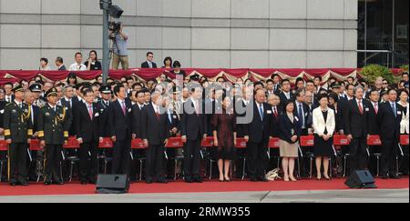 (141001) -- HONGKONG, 1. Oktober 2014 -- Tung Chee-hwa (5. L, Front), stellvertretender Vorsitzender des Nationalen Komitees der Politischen Konsultativkonferenz des chinesischen Volkes und ehemaliger Chief Executive von Hongkong, Chief Executive von Hongkong, Leung Chun-ying (6. L, Front), Zhang Xiaoming (4. L, Front), Direktor des Verbindungsbüros der Zentralen Volksregierung in Hongkong, und Song Zhe (3. L, Front), der Kommissar des chinesischen Außenministeriums in der Sonderverwaltungsregion Hongkong (SAR), nimmt an einer Festveranstaltung zum 65. Jahrestag der Gründung der PEO Teil Stockfoto