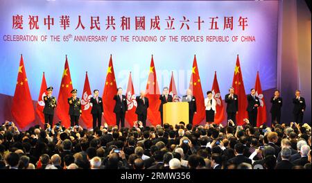 (141001) -- HONGKONG, 1. Oktober 2014 -- anlässlich des 65. Jahrestages der Gründung der Volksrepublik China in Hongkong, Südchina, 1. Oktober 2014. ) (lfj) CHINA-HONG KONG-NATIONAL DAY-RECEPTION (CN) WongxPunxKeung PUBLICATIONxNOTxINxCHN Hong KONG OKT 1 2014 ein Empfang IST Held zur Feier des 65. Jahrestages der Gründung der Prominenten S Republic of China in Hong Kong South China OKT 1 2014 China Hong Kong National Day Reception CN PUICATIONxNOTxCHINxCHINN Stockfoto