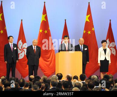 (141001) -- HONGKONG, 1. Oktober 2014 -- Hong Kong Chief Executive C Y Leung (C) spricht anlässlich des 65. Jahrestages der Gründung der Volksrepublik China in Hongkong, Südchina, 1. Oktober 2014. ) (lfj) CHINA-HONG KONG-NATIONAL DAY-RECEPTION (CN) WongxPunxKeung PUBLICATIONxNOTxINxCHN Hong Kong OCT 1 2014 Hong Kong Chief Executive C y Leung C anlässlich des 65. Jahrestages der Gründung der Prominenten S Republic of China in Hong Kong South China OCT 1 2014 China Hong Kong National Tagesempfang CN PUBLICATIONxNOTxINxCHN Stockfoto