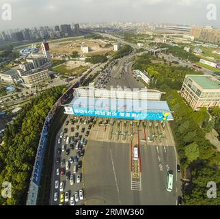 (141001) -- HANGZHOU, 1. Oktober 2014 -- ein Verkehrsstrom zum Verlassen der Stadt bildet einen scharfen Kontrast zu einer leeren Auffahrt zum Betreten der Stadt an einer Mautstation des Schnellwegs am ersten Tag der chinesischen Feiertage in Hangzhou, der Hauptstadt der ostchinesischen Provinz Zhejiang, 1. Oktober 2014. Die Feiertage an den Nationalfeiertagen der Goldenen Woche werden voraussichtlich einen touristischen Höhepunkt im ganzen Land bringen. ) (lfj) CHINA-ZHEJIANG-HANGZHOU-NATIONAL DAY HOLIDAYS-TRAVEL (CN) XuxYu PUBLICATIONxNOTxINxCHN Hangzhou OKT 1 2014 ein Verkehrsstrom zum Verlassen der Stadt bildet einen scharfen Kontrast zur leeren Auffahrt für E Stockfoto