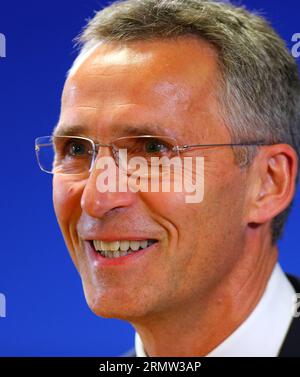 BRÜSSEL, 1. Oktober 2014 -- der neue NATO-Generalsekretär Jens Stoltenberg spricht auf seiner ersten Pressekonferenz in der Zentrale des Blocks in Brüssel, Belgien, 1. Oktober 2014. Der ehemalige norwegische Premierminister trat am Mittwoch als neuer NATO-Chef ins Amt. BELGIEN-BRÜSSEL-NATO-NEUER SEKRETÄR GongxBing PUBLICATIONxNOTxINxCHN Stockfoto