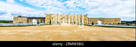 VERSAILLES, FRANKREICH - 15. APRIL 2023: Schloss Versailles von außen vom Park aus. Paris, Frankreich. Stockfoto