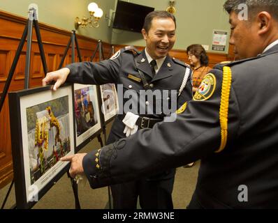 TORONTO, 1. Oktober 2014 -- Besucher sehen sich Fotos während der Fotoausstellung der Xinhua Gallery im Ontario Legislative Building in Toronto, Kanada, 1. Oktober 2014 an. Die Fotoausstellung fand am Mittwoch hier statt, um den 65. Jahrestag der Gründung der Volksrepublik China zu feiern, der auf den 1. Oktober fällt. )(cy) KANADA-TORONTO-CHINA-XINHUA-AUSSTELLUNG ZouxZheng PUBLICATIONxNOTxINxCHN Toronto OCT 1 2014 Besucher Sehen Sie sich Fotos während der XINHUA Gallery Fotoausstellung IM Ontario Legislature Building in Toronto Kanada OCT 1 2014 die Fotoausstellung Was Held Mittwoch hier zu feiern Stockfoto