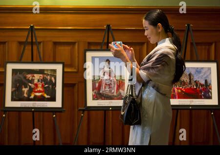 TORONTO, 1. Oktober 2014 -- Besucher sehen sich Fotos während der Fotoausstellung der Xinhua Gallery im Ontario Legislative Building in Toronto, Kanada, 1. Oktober 2014 an. Die Fotoausstellung fand am Mittwoch hier statt, um den 65. Jahrestag der Gründung der Volksrepublik China zu feiern, der auf den 1. Oktober fällt. )(cy) KANADA-TORONTO-CHINA-XINHUA-AUSSTELLUNG ZouxZheng PUBLICATIONxNOTxINxCHN Toronto OCT 1 2014 Besucher Sehen Sie sich Fotos während der XINHUA Gallery Fotoausstellung IM Ontario Legislature Building in Toronto Kanada OCT 1 2014 die Fotoausstellung Was Held Mittwoch hier zu feiern Stockfoto