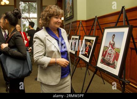 TORONTO, 1. Oktober 2014 -- Besucher sehen sich Fotos während der Fotoausstellung der Xinhua Gallery im Ontario Legislative Building in Toronto, Kanada, 1. Oktober 2014 an. Die Fotoausstellung fand am Mittwoch hier statt, um den 65. Jahrestag der Gründung der Volksrepublik China zu feiern, der auf den 1. Oktober fällt. )(cy) KANADA-TORONTO-CHINA-XINHUA-AUSSTELLUNG ZouxZheng PUBLICATIONxNOTxINxCHN Toronto OCT 1 2014 Besucher Sehen Sie sich Fotos während der XINHUA Gallery Fotoausstellung IM Ontario Legislature Building in Toronto Kanada OCT 1 2014 die Fotoausstellung Was Held Mittwoch hier zu feiern Stockfoto