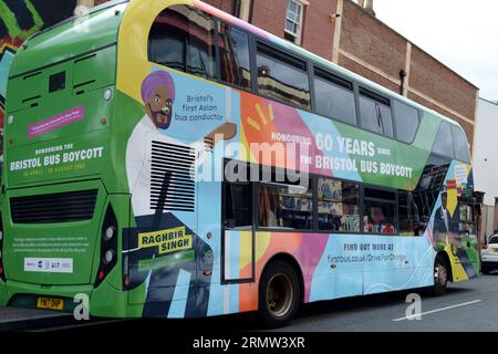 Bristol, Großbritannien. 30. August 2023. Ein speziell bemalter Bus führt durch Bristol, um den 60. Jahrestag der Anhebung der Farbskala bei Bristol-Bussen zu begehen. Bristol boykottierte den lokalen Busservice und schließlich wurde die Farbskala aufgehoben, und das Gesetz wurde geändert, um abfallende Jobs aufgrund von Farben zu verbieten. Quelle: JMF News/Alamy Live News Stockfoto