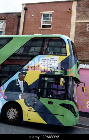 Bristol, Großbritannien. 30. August 2023. Ein speziell bemalter Bus führt durch Bristol, um den 60. Jahrestag der Anhebung der Farbskala bei Bristol-Bussen zu begehen. Bristol boykottierte den lokalen Busservice und schließlich wurde die Farbskala aufgehoben, und das Gesetz wurde geändert, um abfallende Jobs aufgrund von Farben zu verbieten. Quelle: JMF News/Alamy Live News Stockfoto