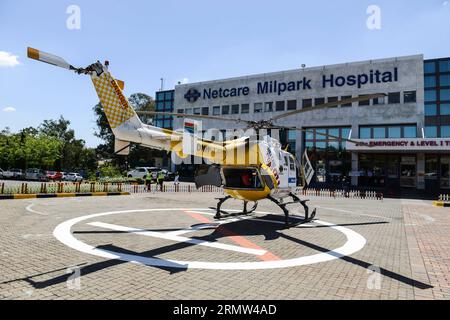 (141002) -- JOHANNESBURG, 2. Oktober 2014 -- Foto vom 2. Oktober 2014 zeigt den Helipoter, der für die Verlegung der Verletzten und des Milpark-Krankenhauses in Johannesburg, Südafrika, verwendet wird. mindestens drei chinesische Touristen wurden getötet und eine nicht identifizierte Anzahl anderer verletzt, als ihr Bus am Mittwoch in der Nähe von Johannesburg mit einem Van kollidierte, bestätigte die chinesische Botschaft in Südafrika. )(cy) SÜDAFRIKA-JOHANNESBURG-CHINESISCHE TOURISTEN-VERKEHRSUNFALL-NACHWIRKUNGEN zhaixjianlan PUBLICATIONxNOTxINxCHN Johannesburg OKT 2 2014 Foto AM OKT 2 2014 zeigt die Verwendung, um die Verletzten und T zu übertragen Stockfoto