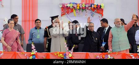 (141004) -- NEU-DELHI, -- der indische Premierminister Narendra Modi (1. R, Front), der indische Präsident Pranab Mukherjee (2. R, Front), der indische Vizepräsident Mohammad Hamid Ansari (3. R, Front) und die indische Kongresspräsidentin Sonia Gandhi (Front L) nehmen am Dussehra Festival in Neu-Delhi, Indien, 3. Oktober 2014, Teil. Das Dussehra-Festival erinnert an den Sieg des hinduistischen Gottes Rama über Ravana. INDIEN-NEU-DELHI-DUSSEHRA FESTIVAL parthaxsarkar PUBLICATIONxNOTxINxCHN Neu-Delhi indische Premierminister Narendra Modes 1. Front-indischer Präsident Pranab Mukherjee 2. Front-indischer Vizepräsident Mohammed Stockfoto