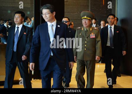 (141004) -- INCHEON, 4. Okt. 2014 -- Hwang Pyong so (2. R, Front), Führer der Demokratischen Volksrepublik Korea (DVRK), verlässt das Hotel, um DPRK-Athleten in Incheon, Südkorea, 4. Okt. 2014 zu treffen. )(mcg) (SP)SÜDKOREA-INCHEON-17. ASIATISCHE SPIELE-DVRK HOCHRANGIGE BEAMTE LuxZhe PUBLICATIONxNOTxINxCHN Incheon OCT 4 2014 Hwang Pyong als 2. R Frontführer der Demokratischen Prominenten S Republik Korea die DVRK verlässt das Hotel, um die DVRK-Athleten in Incheon Südkorea zu treffen OSP 4. Oktober 2014 Spiele hochrangige Beamte der DVRK PUBLICATIONxNOTxINxCHN Stockfoto