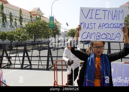 (141004) -- PHNOM PENH, 4. Oktober 2014 -- Ein Demonstrant zeigt eine Plakette während einer Kundgebung in Phnom Penh, Kambodscha, 4. Oktober 2014. Khmer-Krom-Mönche und Aktivisten der ethnischen Minderheit in Kambodscha setzten am Samstag zum zweiten Mal vietnamesische Flaggen in Brand, um einen vietnamesischen Diplomaten aufzufordern, anzuerkennen, dass Kampuchea Krom, das heute ein Teil Vietnams ist, das ehemalige Territorium Kambodschas ist. KAMBODSCHA-PHNOM PENH-VIETNAM-PROTEST Sovannara PUBLICATIONxNOTxINxCHN Phnom PENH OCT 4 2014 A zeigt eine Plakette während einer Kundgebung in Phnom Penh Kambodscha OCT 4 2014 ethnische Minderheit Khmer Krom Mönche und Aktivisten Stockfoto